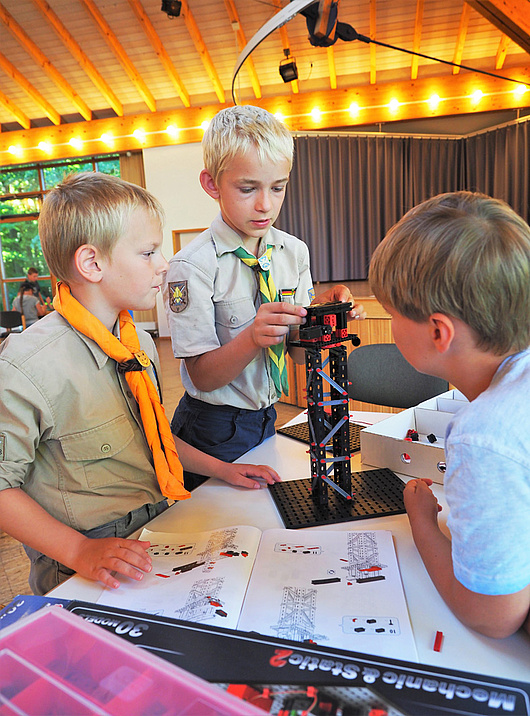 Kinder bauen einen Turm.